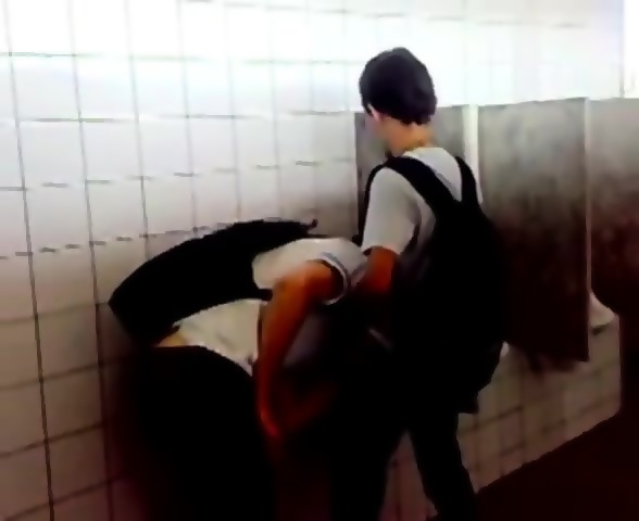 Секс Подростков В Школе В Туалете