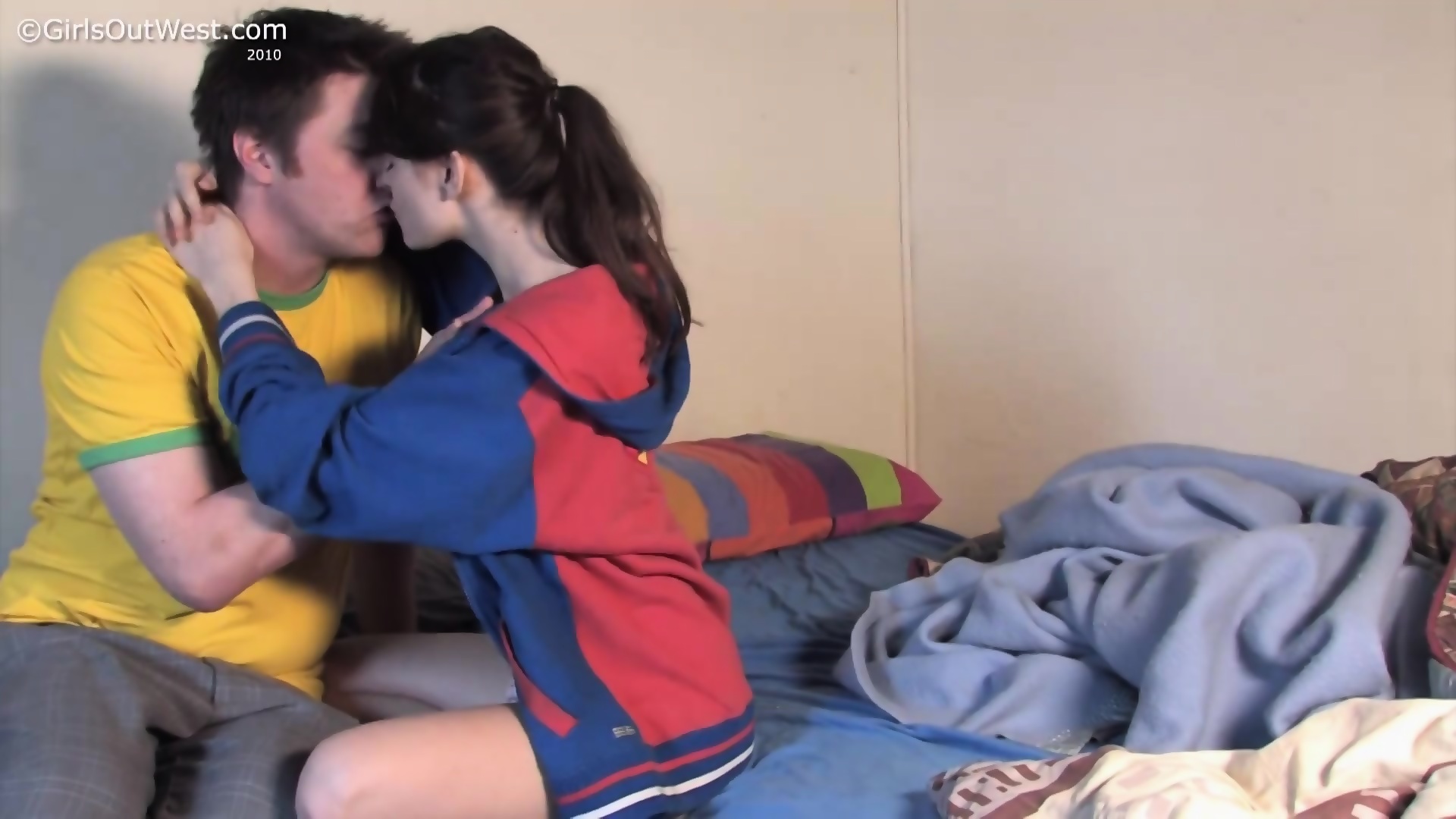 Young Brunette Tests Out Her New Boyfriend - EPORNER