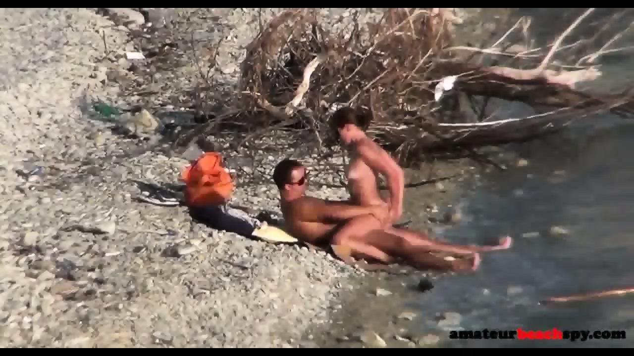 Nudists Caught Having Sex On Voyeur Beach foto