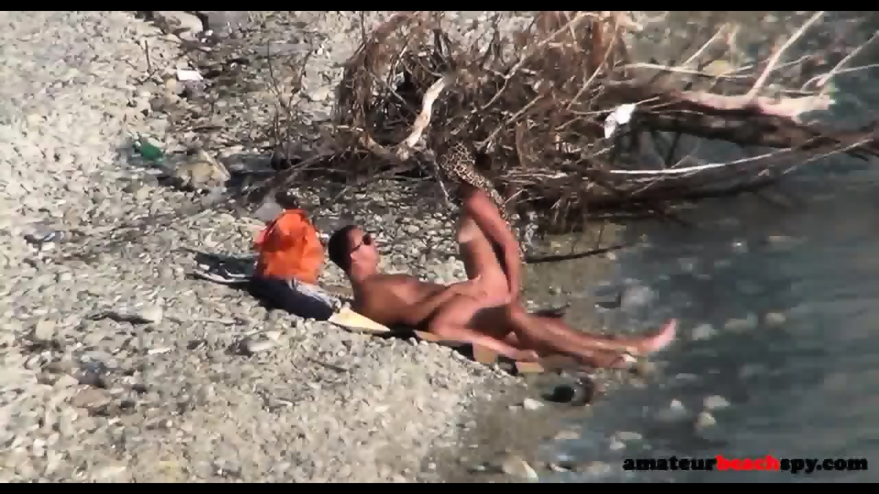 Nudists Caught Having Sex On Voyeur Beach Foto pornô