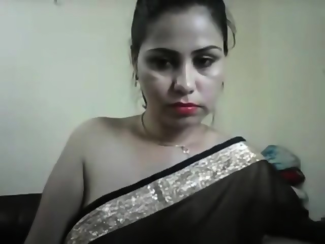 Hot Desi Girl On Cam Showing Boobs And Teasing In A Saree