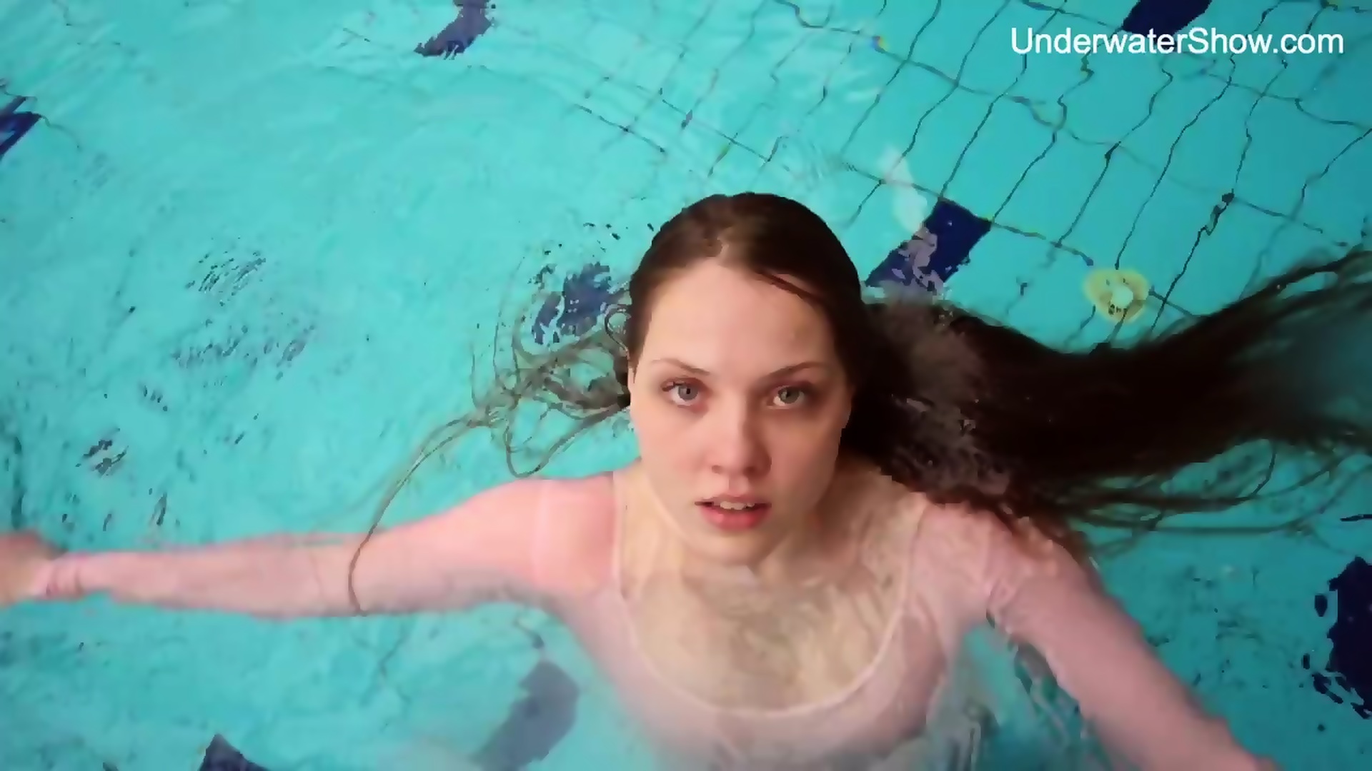 Redhead Simonna Showing Her Body Underwater Eporner