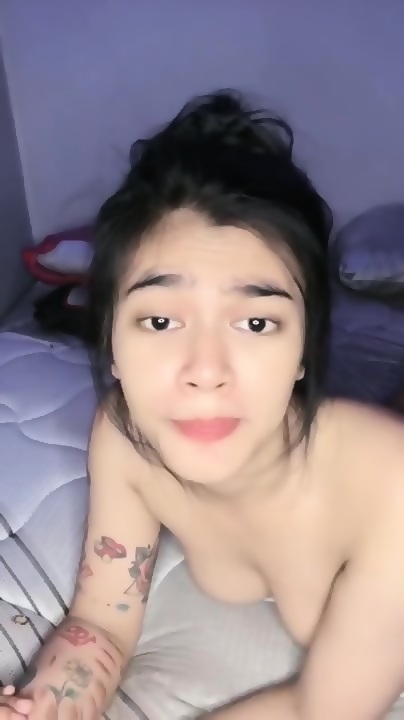 Yalangoch qoramagiz oshxonada ovqat pishirmoqda Ayollar tolaydigan jinsiy aloqa