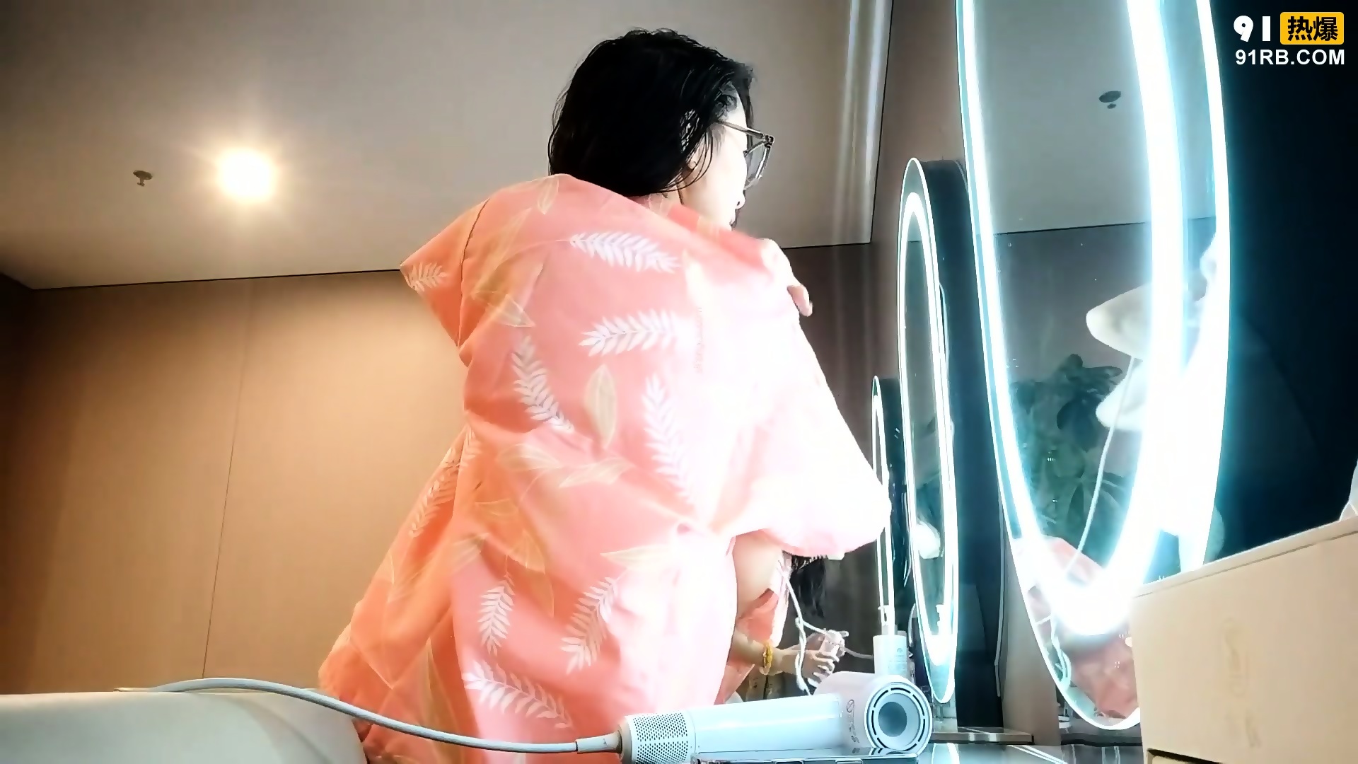 一月最新流出偷拍大神潜入国内某温泉会所~更衣沐浴偷拍几个貌似附近高校的学妹