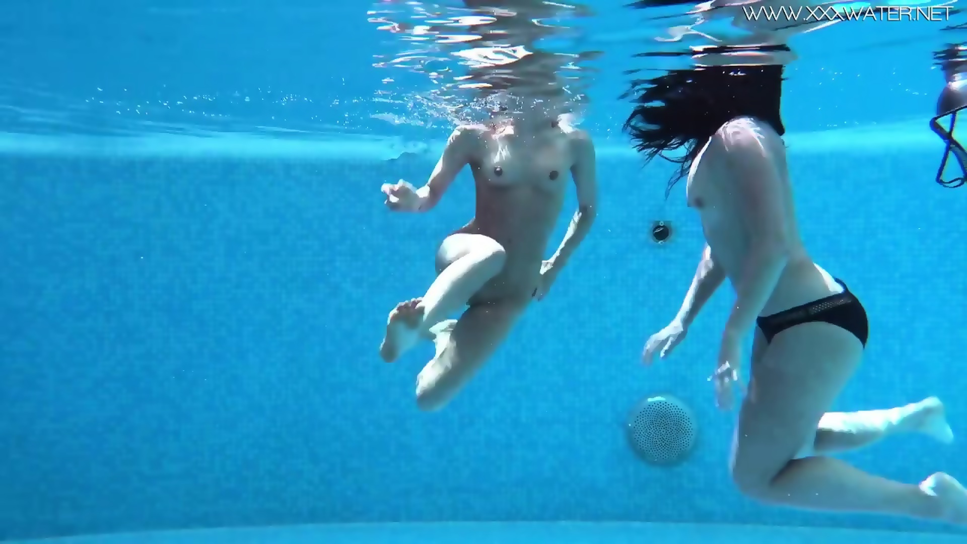 Jessica And Lindsay Naked Swimming In The Pool