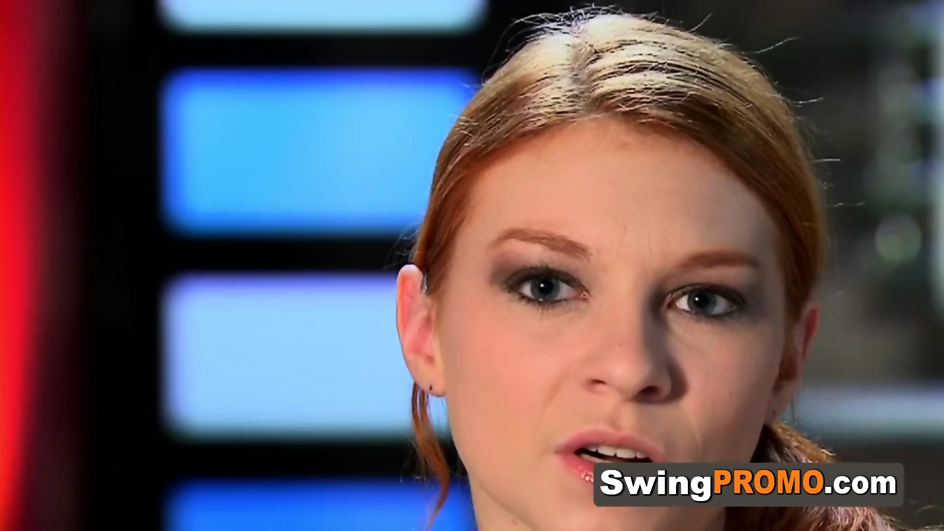 Orgía Swinger En La Habitación Roja Llena De Desconocidos