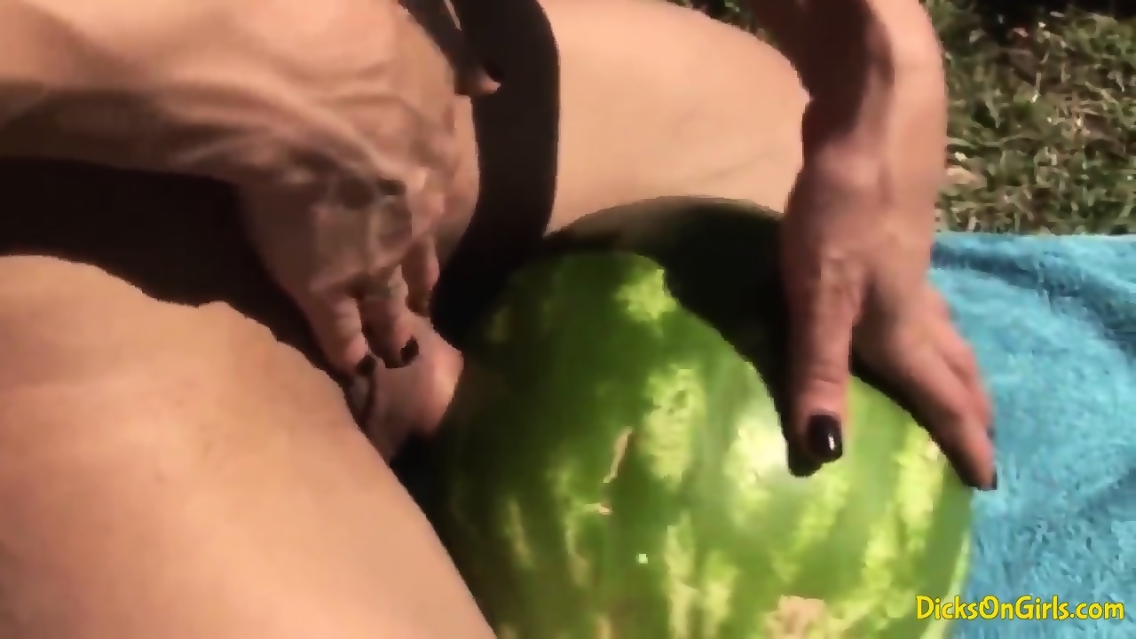 Shemale fucks a watermelon - EPORNER