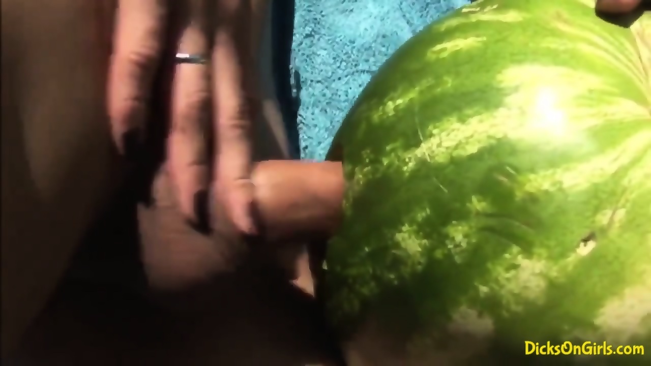 Shemale Fucks A Watermelon - EPORNER