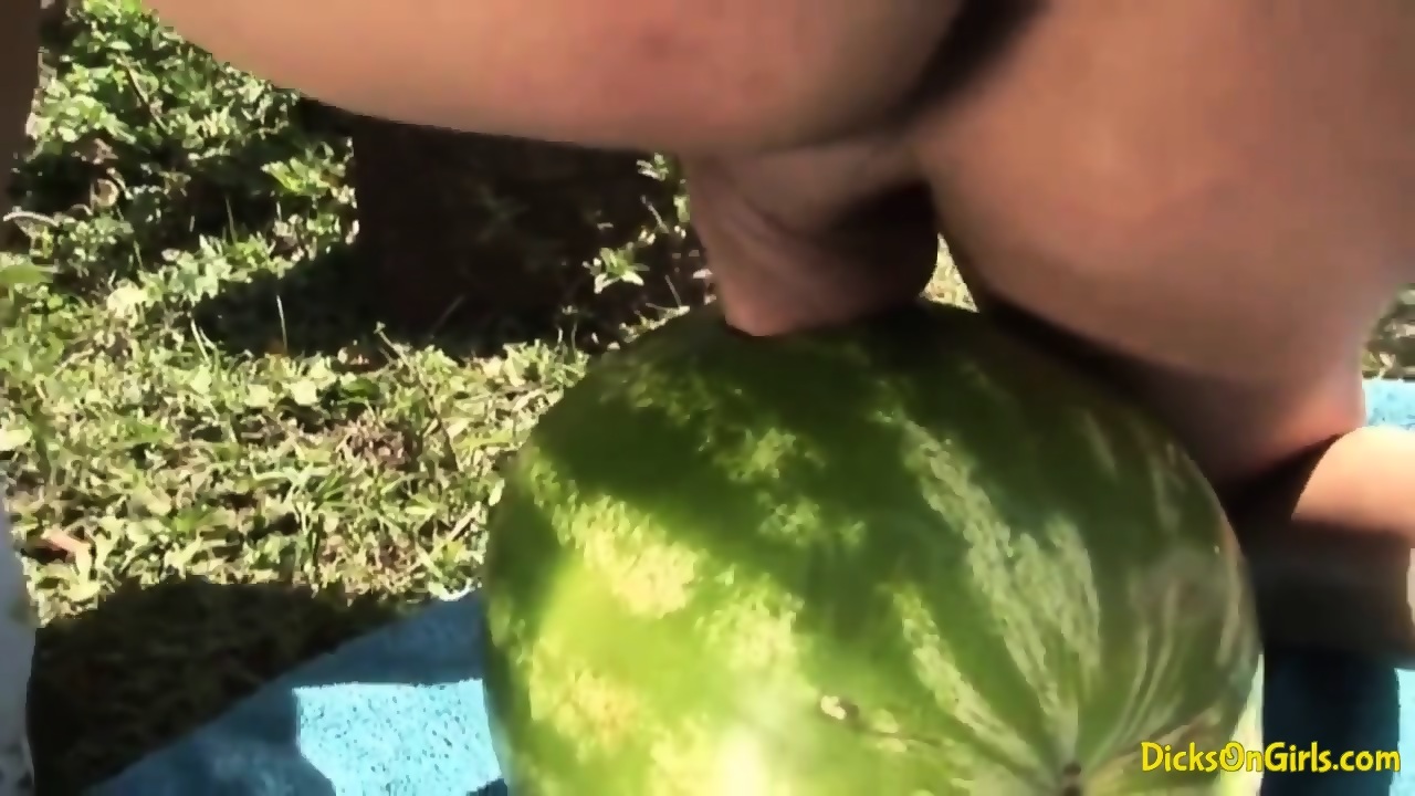 Shemale Fucks A Watermelon - EPORNER