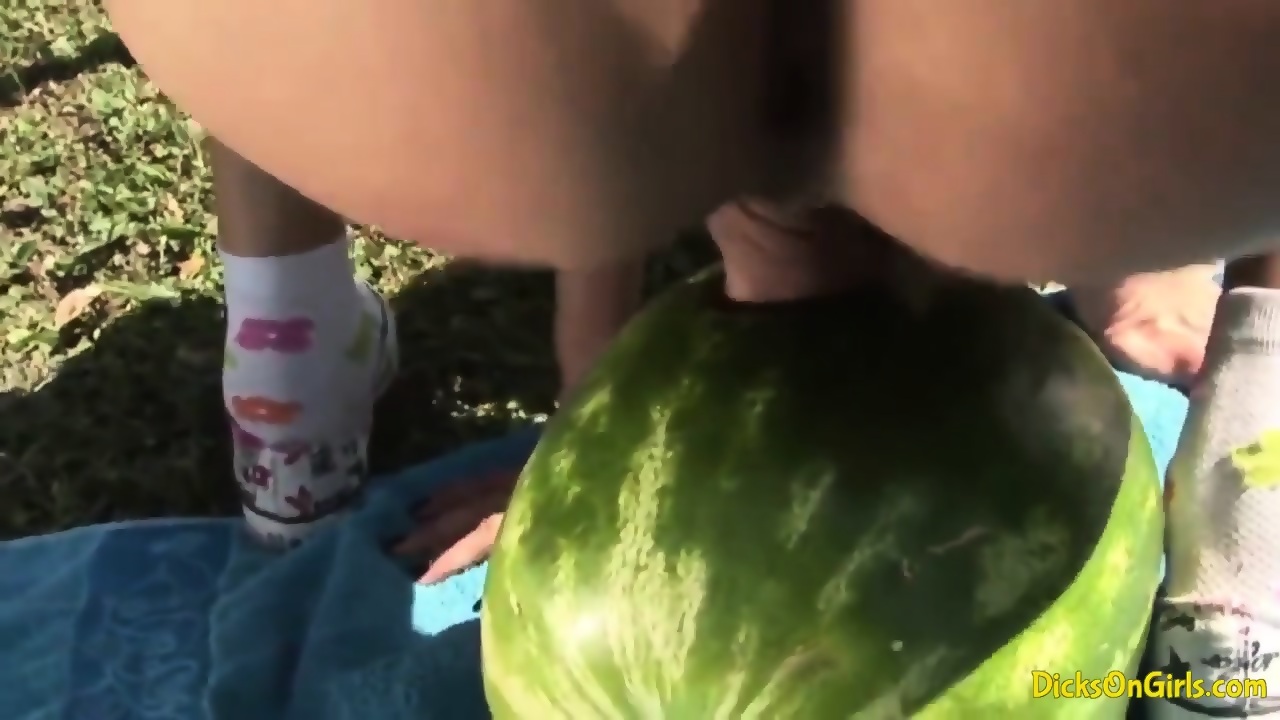 Shemale Fucks Watermelon - Shemale fucks a watermelon - EPORNER