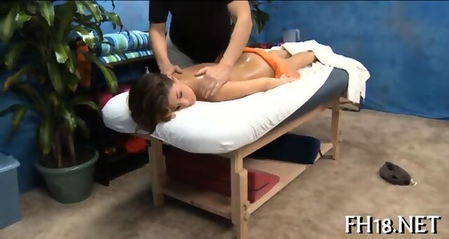 Oily Massage For Cute Chick