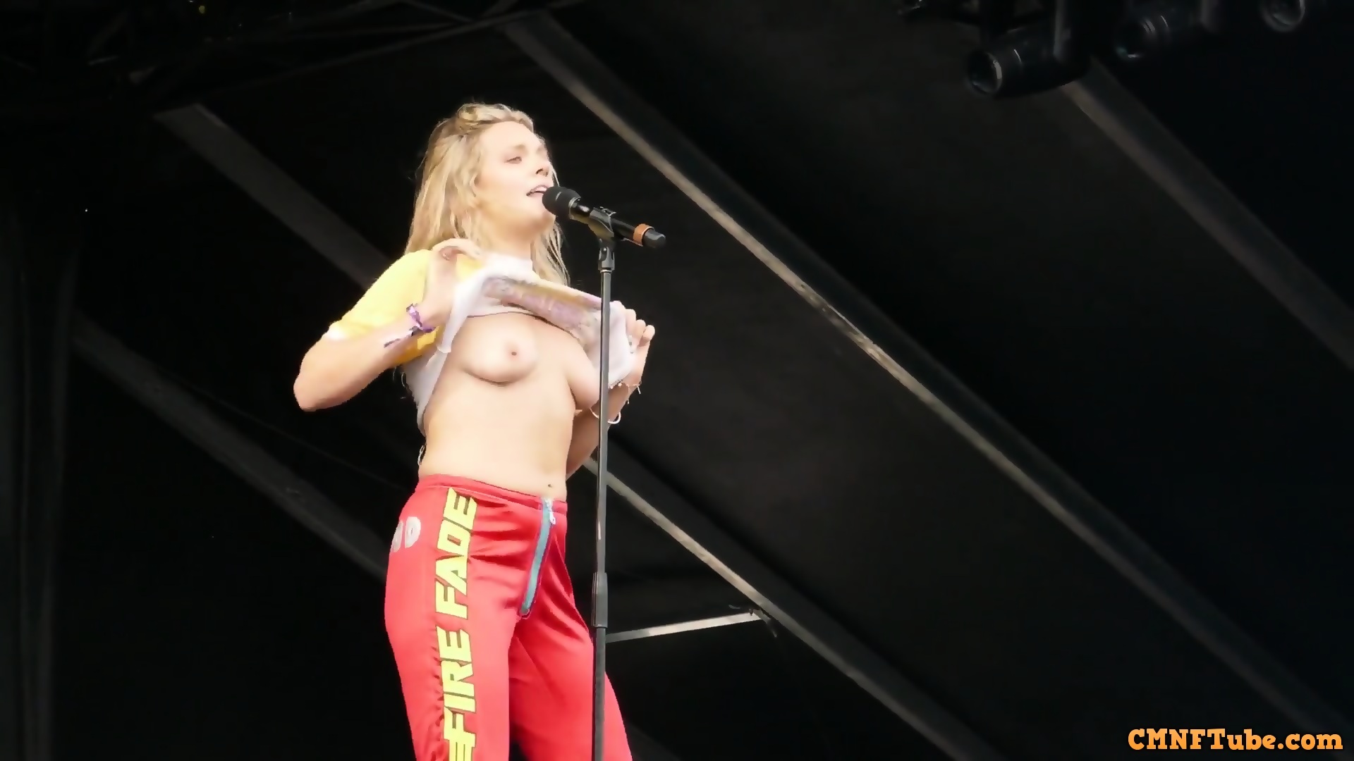 Tove Lo Flashes Breasts On Stage In Philadelphia Photo 3,Tove Lo Talking Bo...