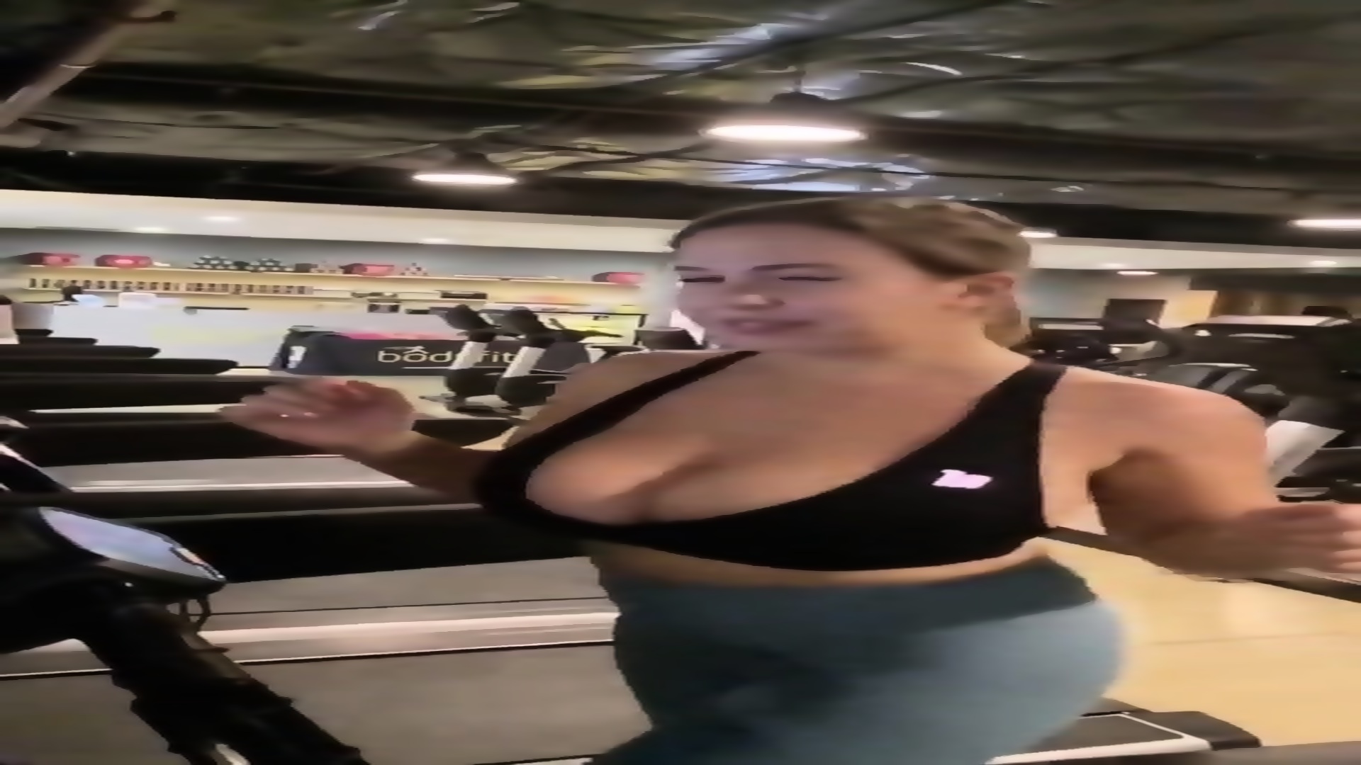 Teen Bouncing Big Boobs In Slow Motion NO BRA At Gym !