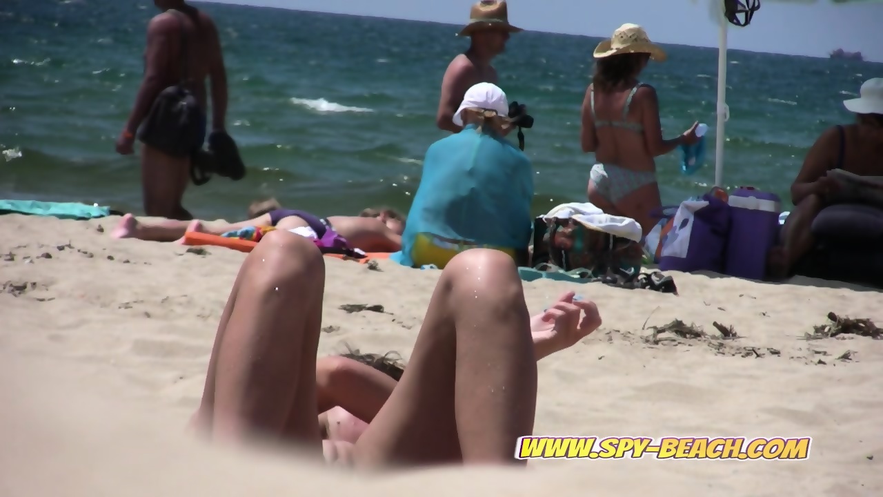 Voyeur Nudista Playa Europea Video De Cámara Oculta -voyeur Aficionados Cámara Espía En La Playa Nudista Foto