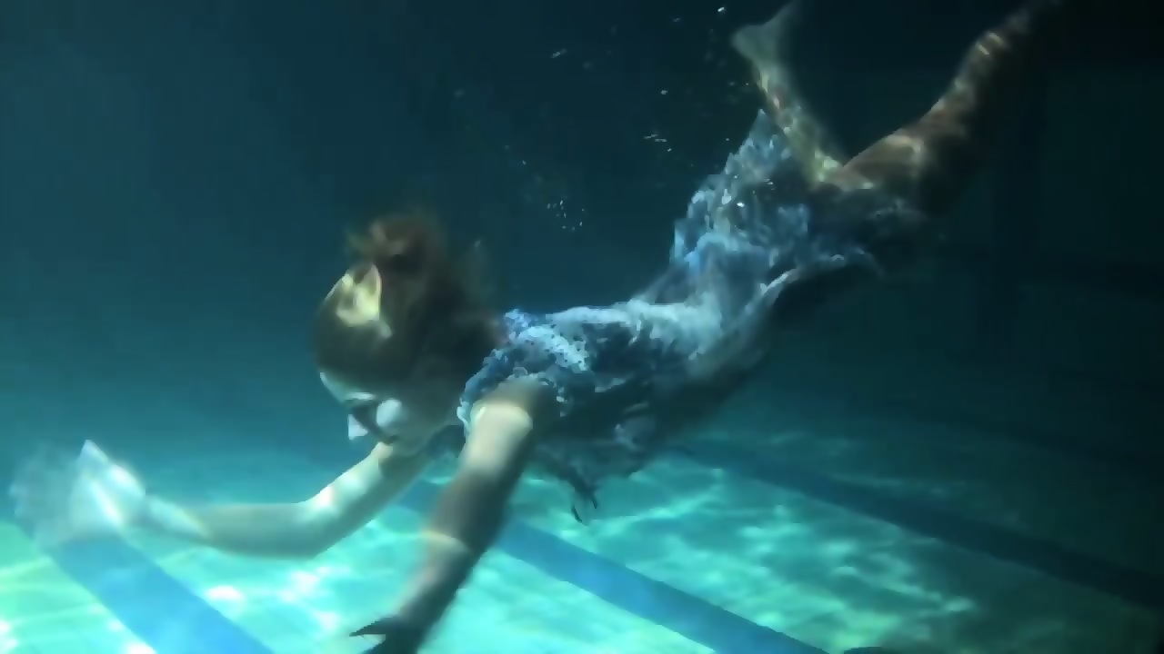 Big Bouncing Tits Underwater In The Pool Eporner 