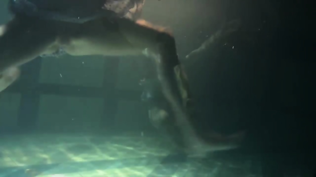 Big Bouncing Tits Underwater In The Pool - EPORNER
