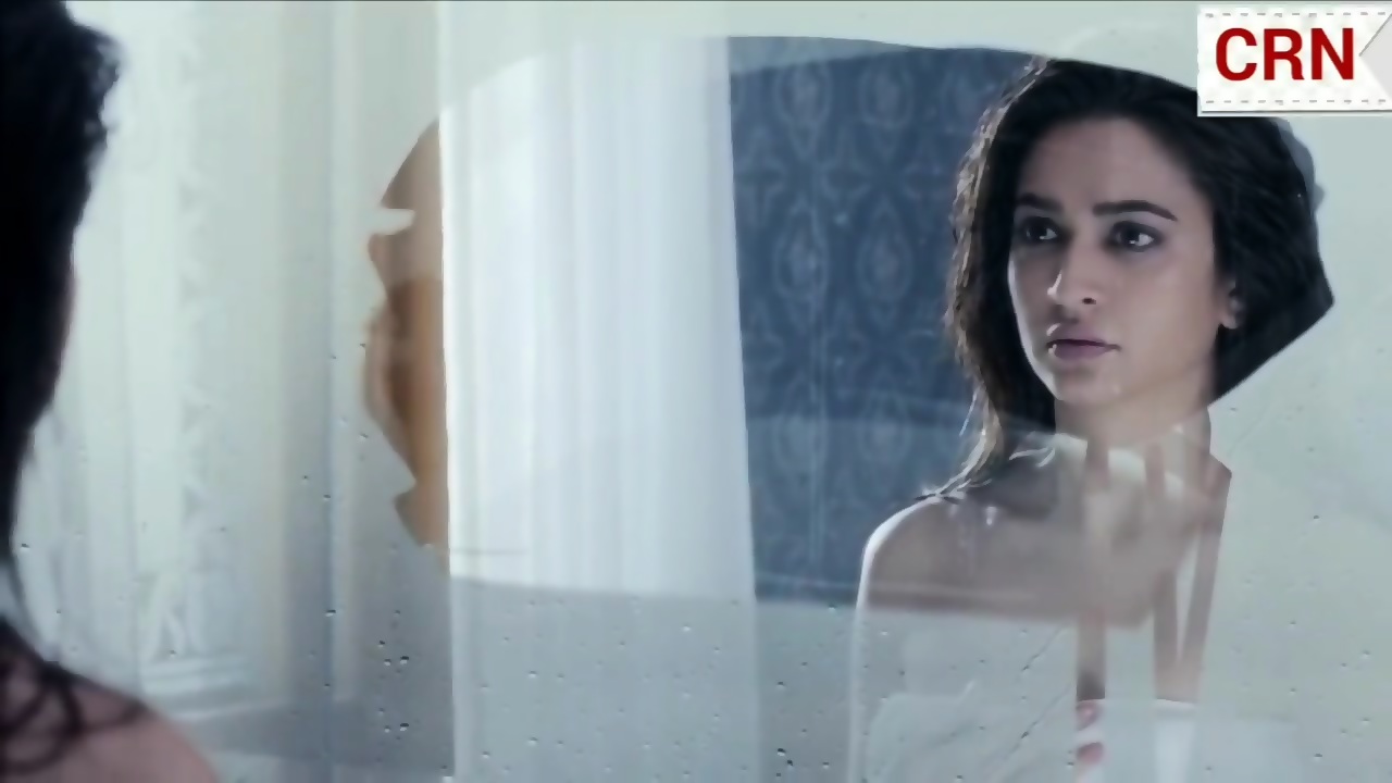 Kriti Kharbanda Kissing So Hard In Raaz Reboot - EPORNER