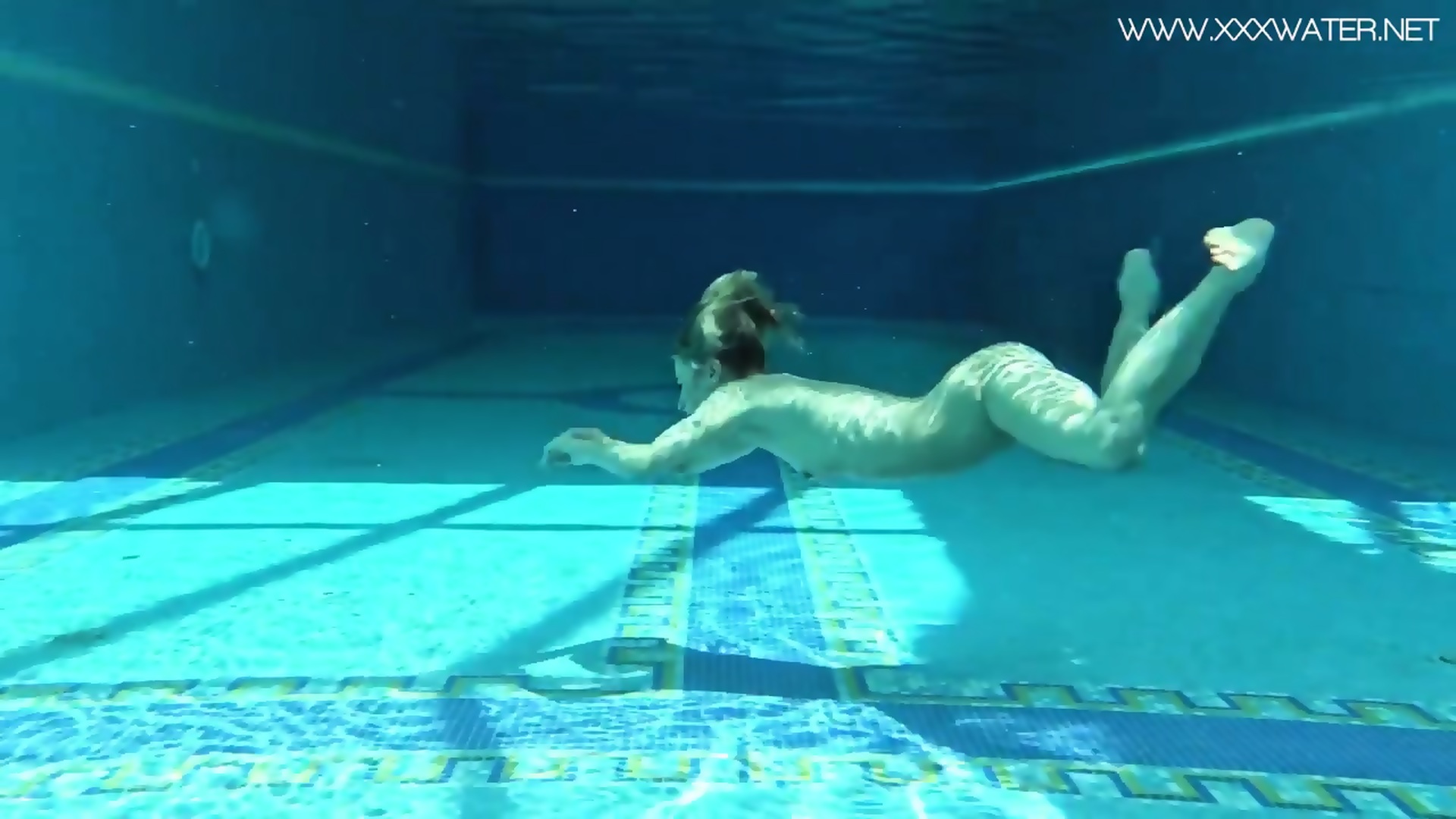 Hot Us Blondie Lindsay Cruz Swims Naked In The Pool Eporner