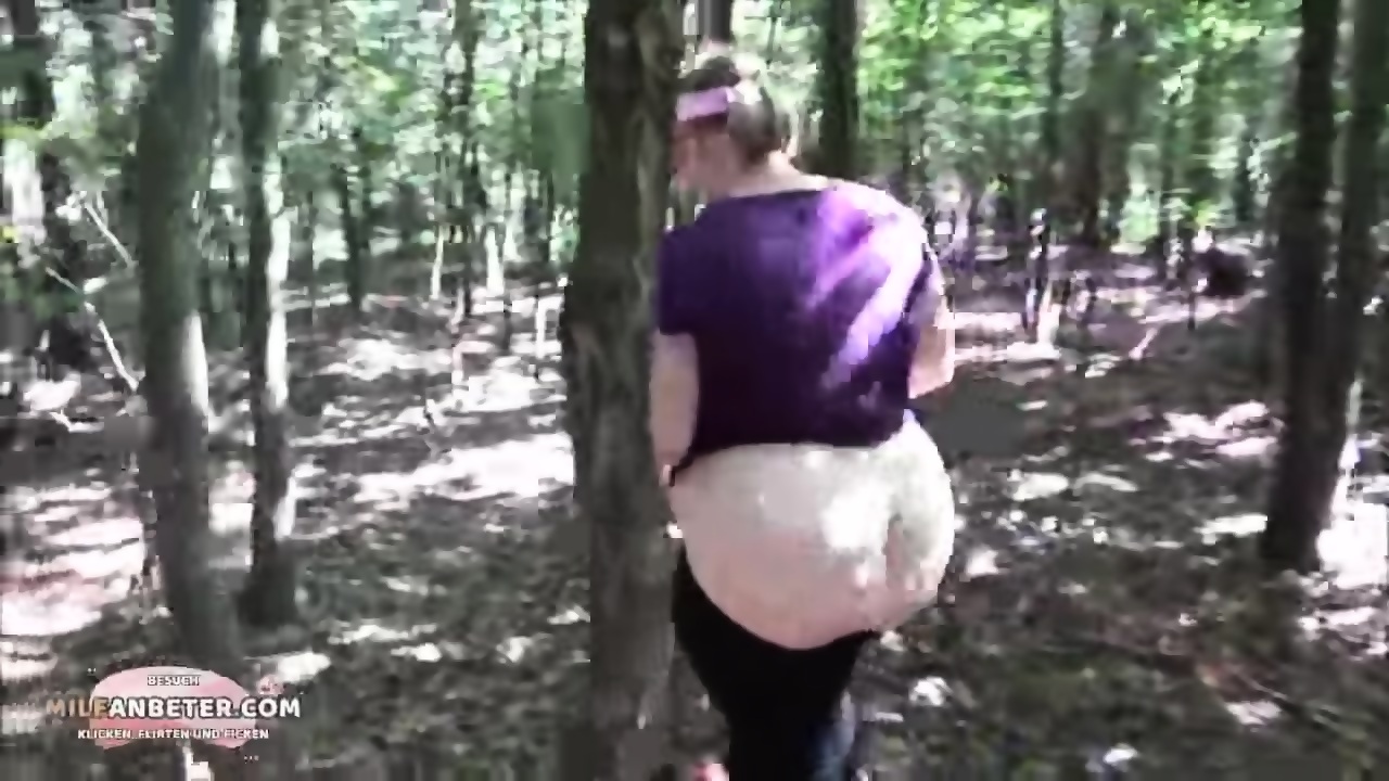 Chubby Sucer Et Baiser Dans La Forêt image