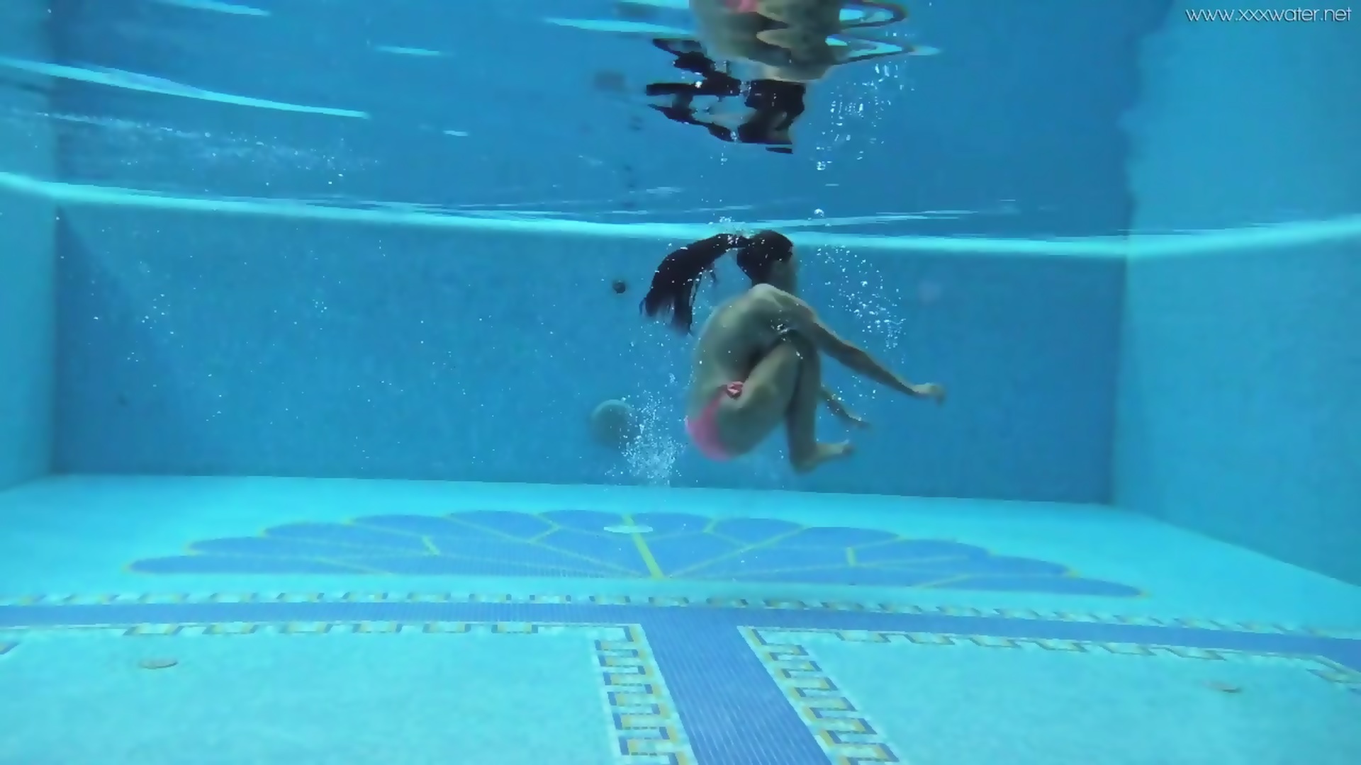 Sazan Cheharda On And Underwater Naked Swimming