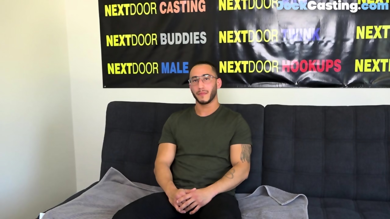 Muscled audition amateur cums in solo action