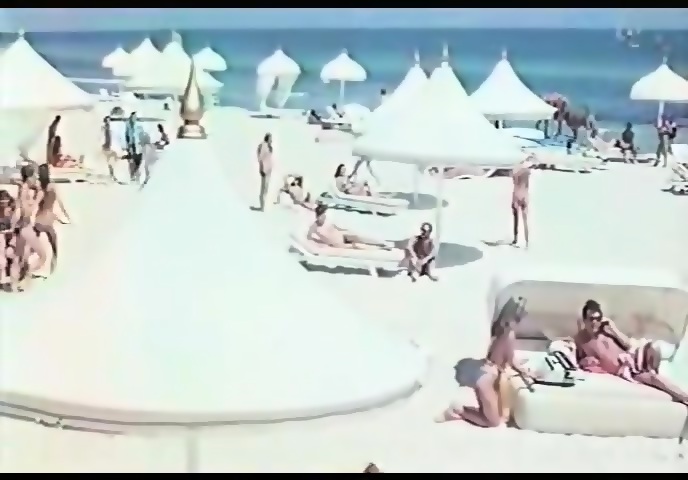 Plus Beau Que Moi, Tu Meurs - 1982 - Topless Beach Scenes - EPORNER