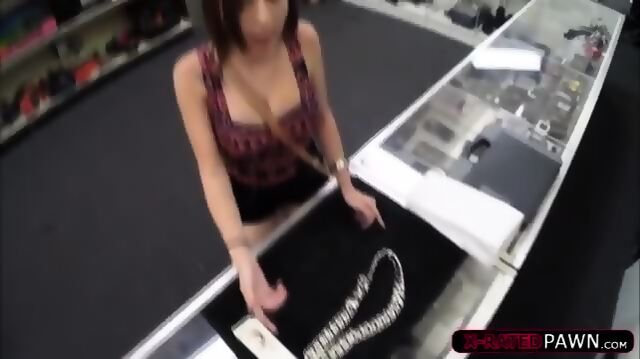 Curvy Miami Hoodrat Sells A Silver Chain Gets Her Pussy Fucked