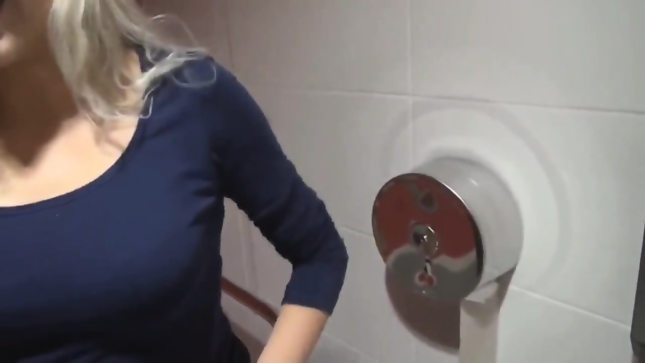 Sexy Blondine Wird In Der öffentlichen Toilette Anal Gefickt Eporner