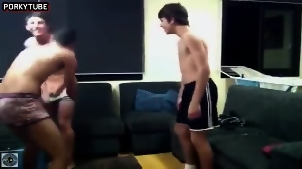 Tres Chicos De 18 Años En La Webcam Se Divierten Y Muestran Cuerpos  Desnudos - EPORNER