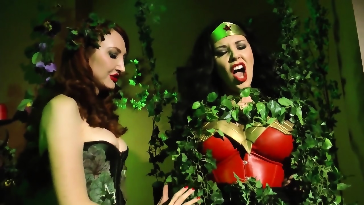 Wonder Woman Vs Poison Ivy - Angel Emily - EPORNER