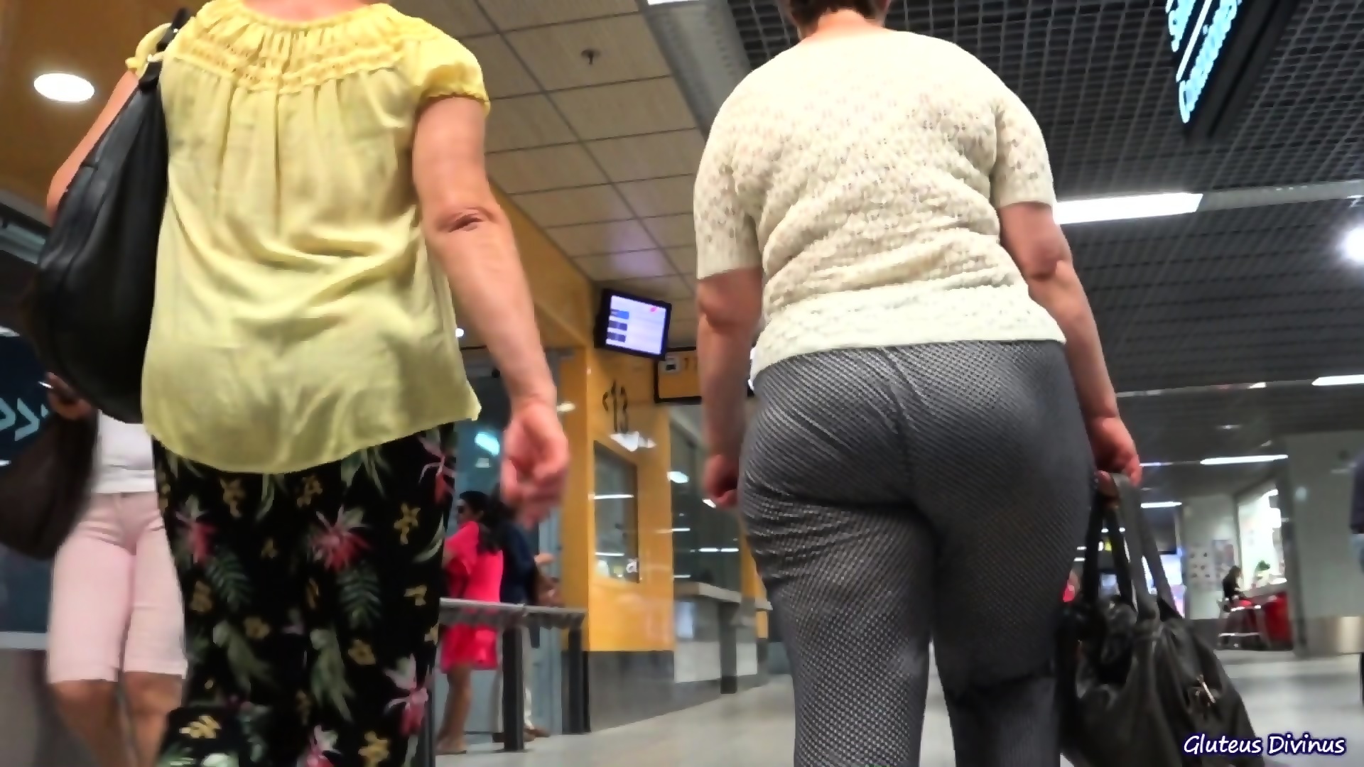 Mature pawg candid