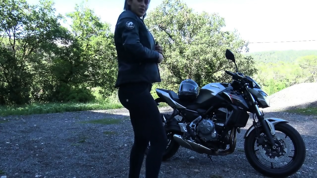 Une Jeune Femme Sexy En Train De Jouir Sur Sa Moto