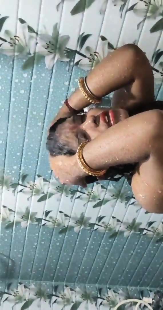 Sexy Bengali Boudi Bathing Nude Video Eporner