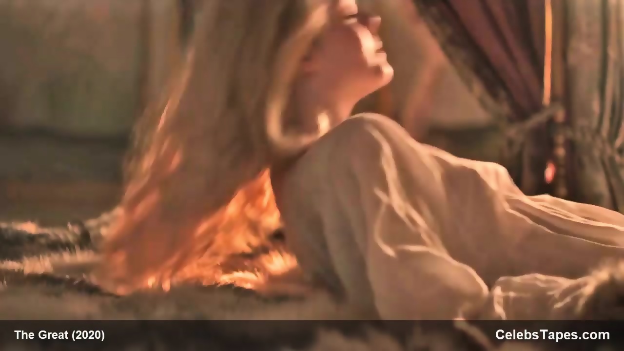 Elle Fanning Watching Hot Video picture