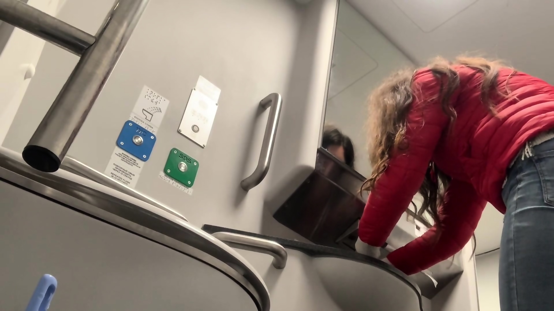 Camera Espionne Dans Les Toilettes Du Train image