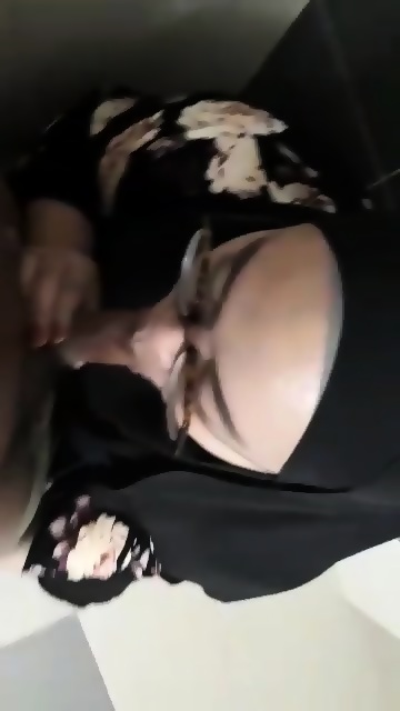 Hijab Berkacamata Jago Nyepong Crot Di Mulut Eporner 