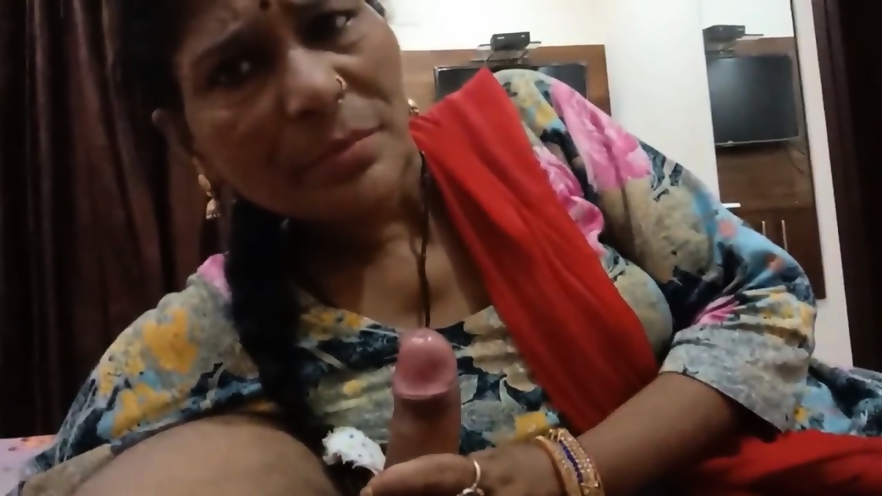 Desi Randi Giving Blowjo To Customer.mp4 - EPORNER