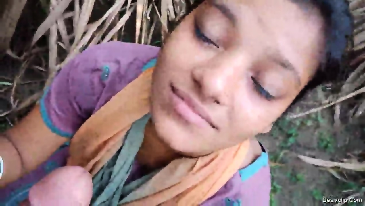 Indian Desi Village Girl Sucking Dick Of Boyfriend At Outdoor Field - Village Outdoor