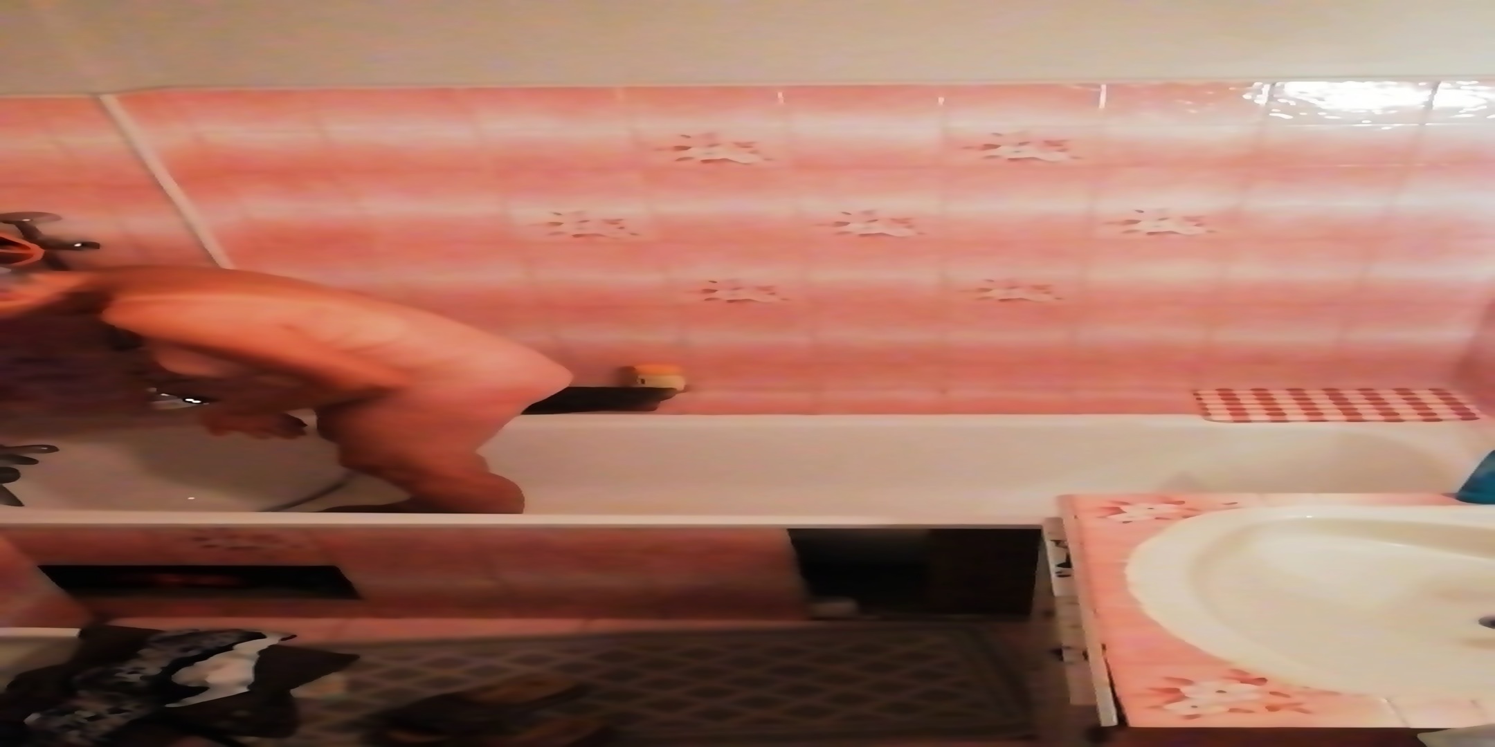 Je Filme Ma Grand Mère Nue Aux Gros Seins Sous La Douche - EPORNER