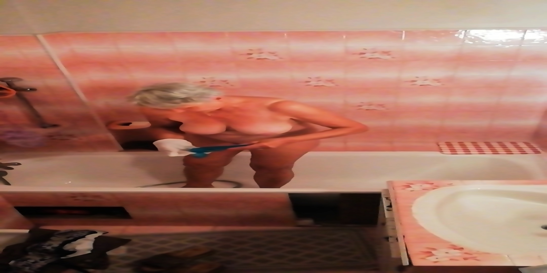 Je Filme Ma Grand Mère Nue Aux Gros Seins Sous La Douche - EPORNER