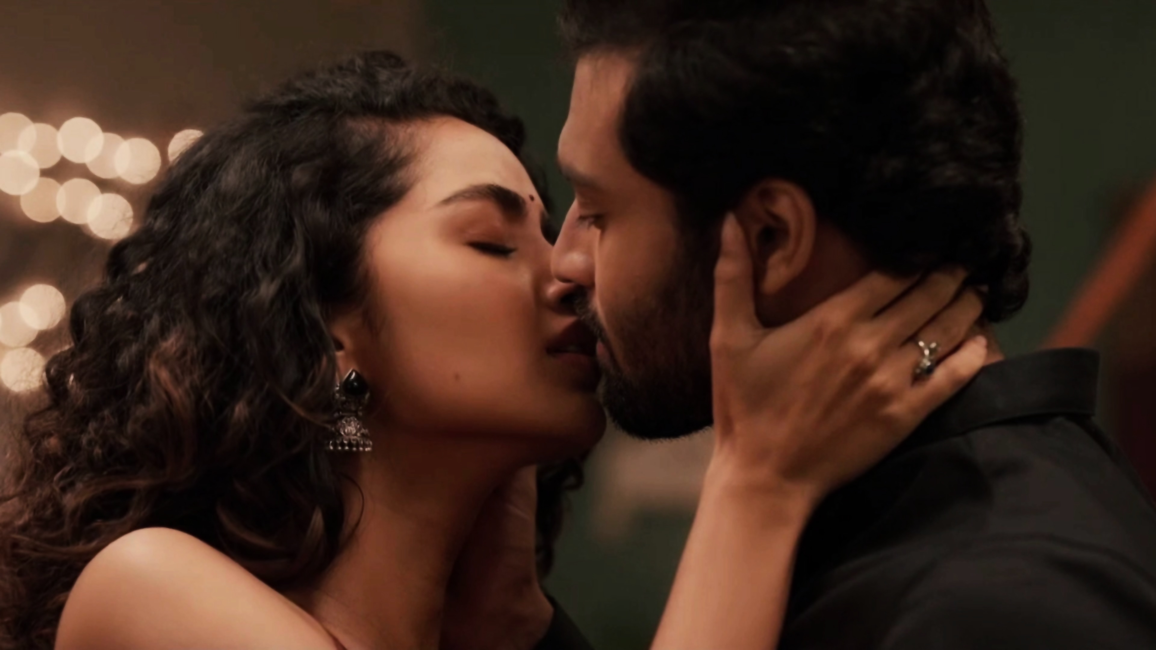 3840px x 2160px - INDIAN ACTRESS [ ANUPAMA PARAMESWARAN] HOT KISSING AND BED SCENES. HD -  EPORNER