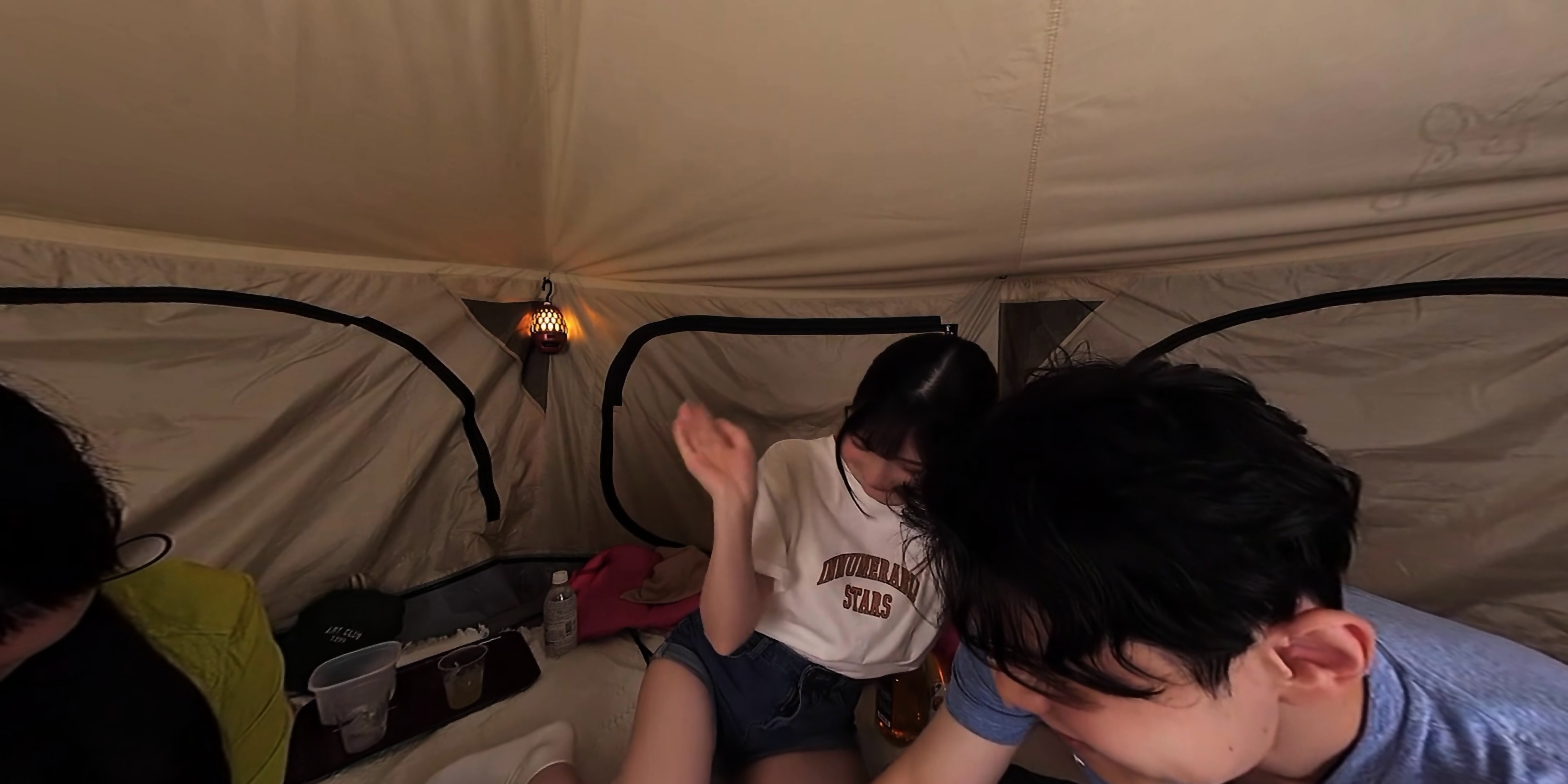 a Sexe Sournois à Côté De Nos Amis Pendant La Nuit De Camping