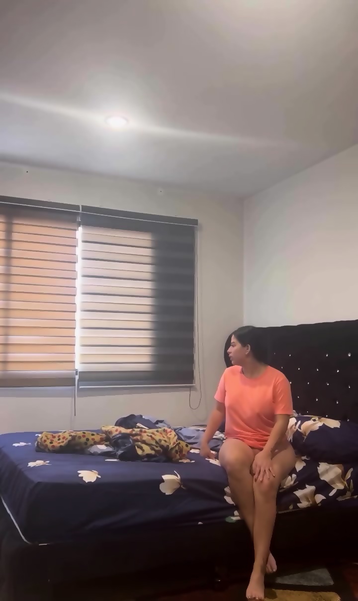 Latina Jugando En Una Cama Eporner